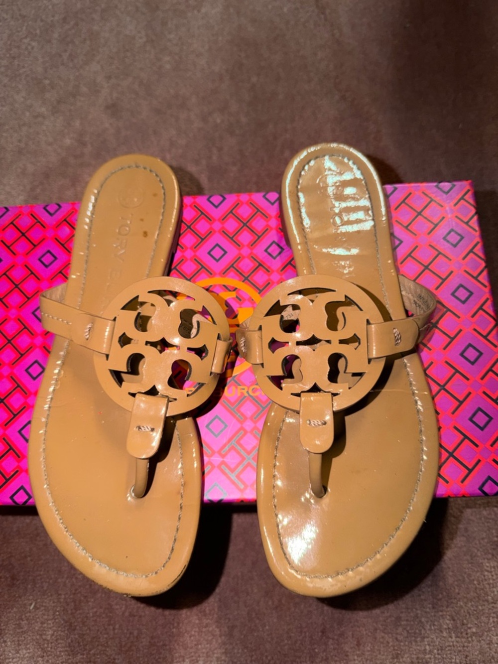 Tory Burch Patent Leather Logo Thong Sandals in Tan